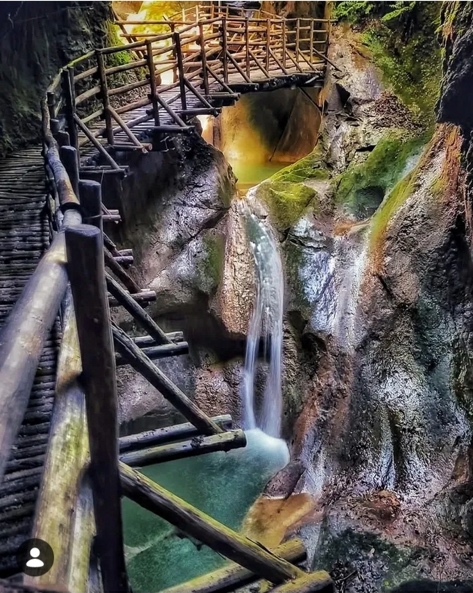 Passerella in legno e cascata alle Grotte del Caglieron